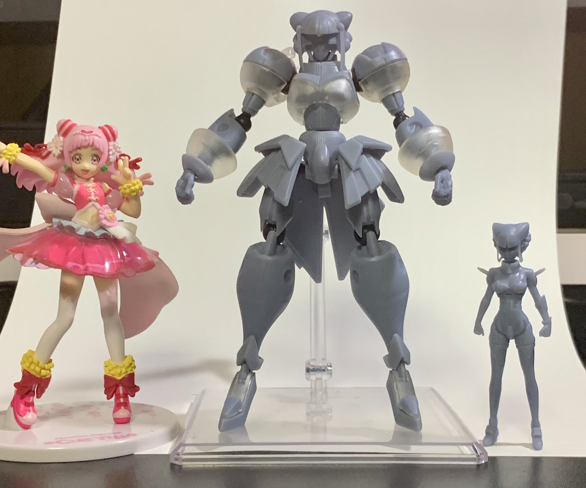 Robocolle 1枚目 意外な事に自立します 2枚目 腰装甲が邪魔そうだった股関節もかなり動きます 3枚目 ルールーさんは2パーツ構成 サポート材が付いてるとなんかロボっぽい 4枚目 スケールは1 24想定でロボット魂くらいの大きさ 1 16くらいのキューティー