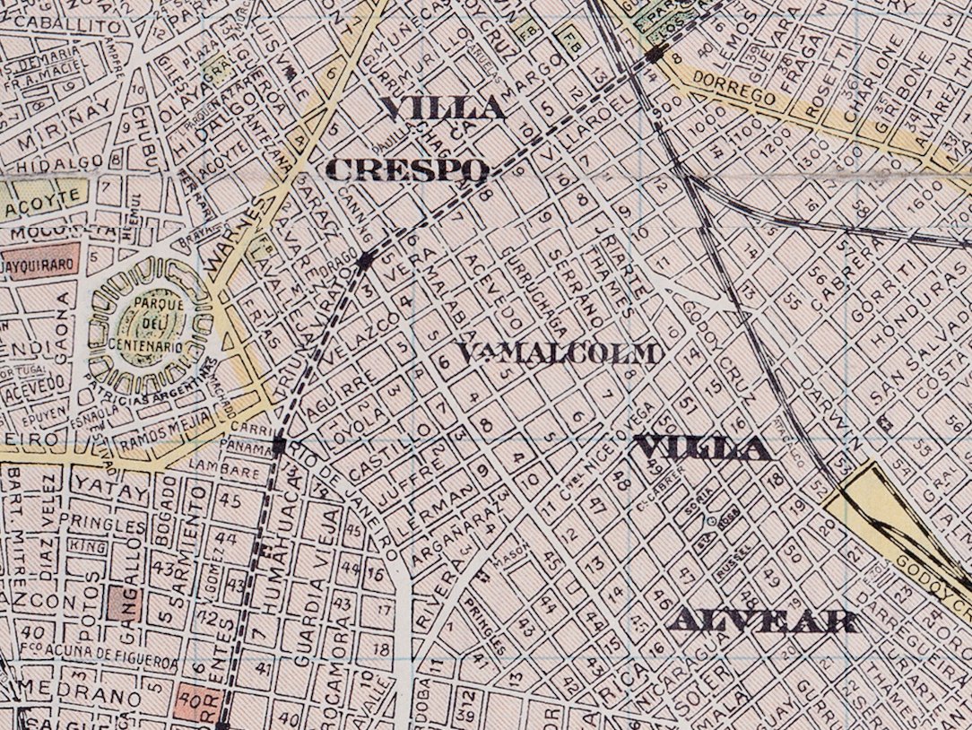 Otros nombres que estaban todavía en uso terminaron de morir con la delimitación de los barrios de 1972. Hoy sólo un club social sobre la Avenida Córdoba entre Serrano y Thames recuerda que esa zona no era Palermo ni Villa Crespo, sino Villa Malcolm, que fue abducida.