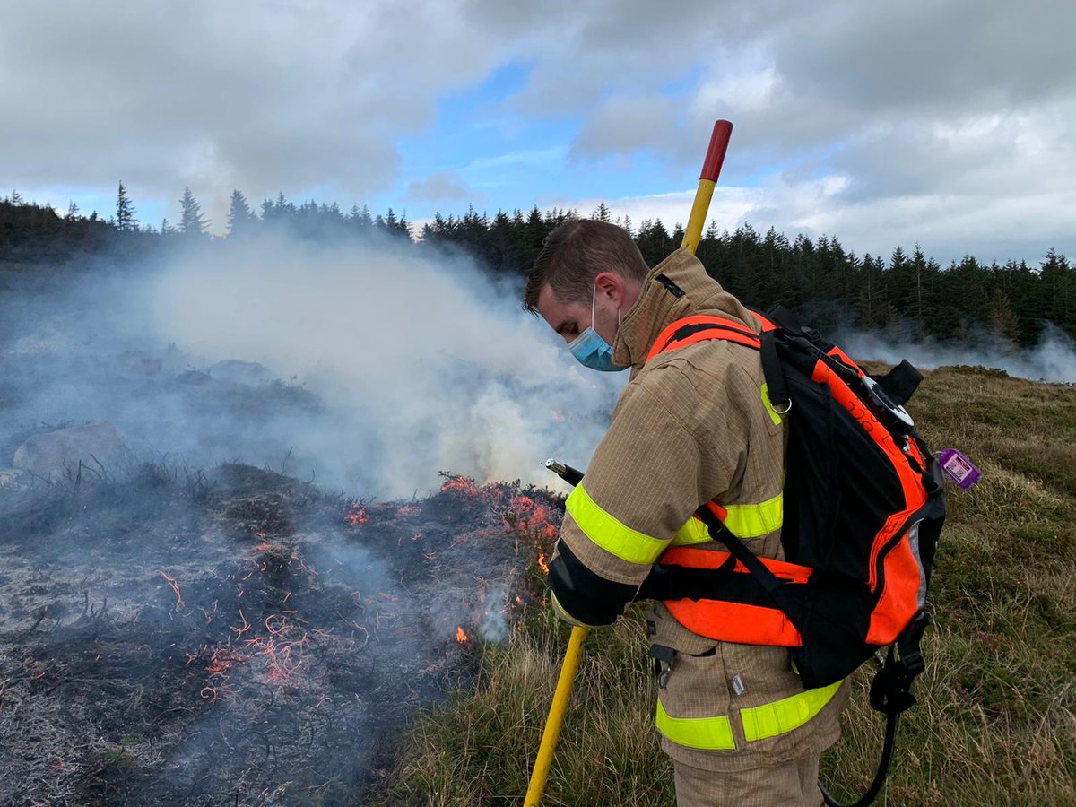 DubFireBrigade's tweet image. Firefighters from Rathfarnham fire station dealing with the gorse wildfire on @DubMountains this afternoon. Smoke was visible in the area. Crews used gorse beaters and backpack sprayers to extinguish the fire #Dublin #fire #DLRCC