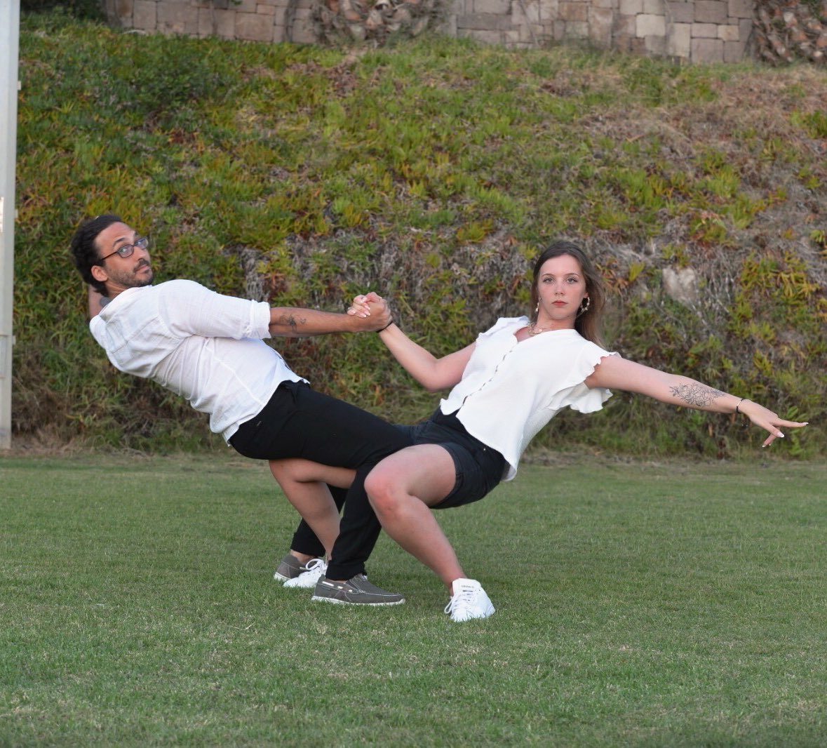 claudriel's tweet photo. >İlişkim ilk başladığında weeb olduğumu gizlemeye çalışmıştım. 

>Nişanlandıktan 1 gün sonra bu fotoğraflar çekildi. 

yani demem o ki;

our engagement is a Jojo reference https://t.co/yAio2ZNRxc