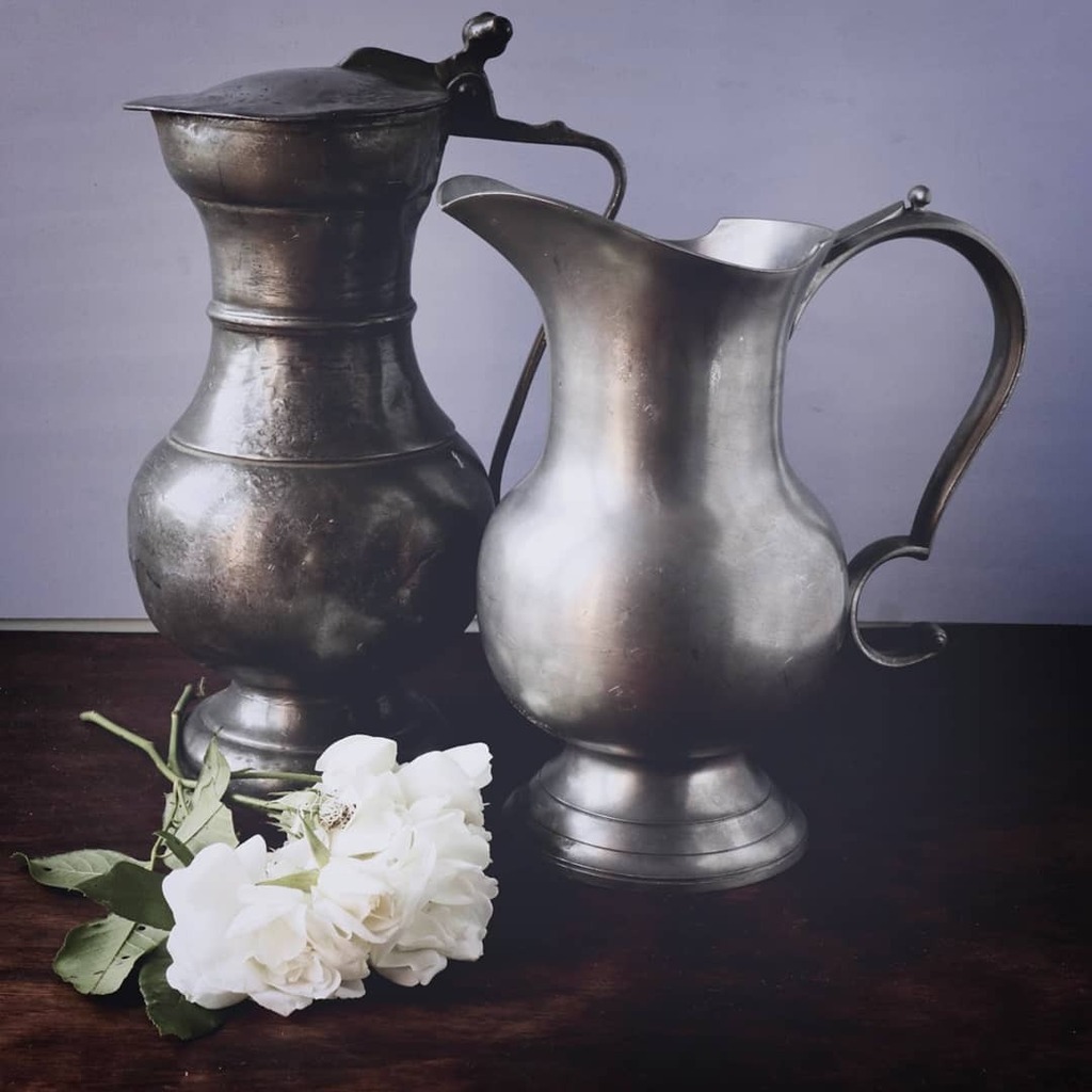 Vintage and antique French pewter jugs now in the store, link in bio, or DM to buy direct.

#frenchcountrydecor
#vintagefrenchdecor 
#renaissancefaire
#frenchfarmhouse 
#antiquepewter 
#pewterpitcher #pewterjug
#frenchbrocante

Visit our shop at vintagefren.ch