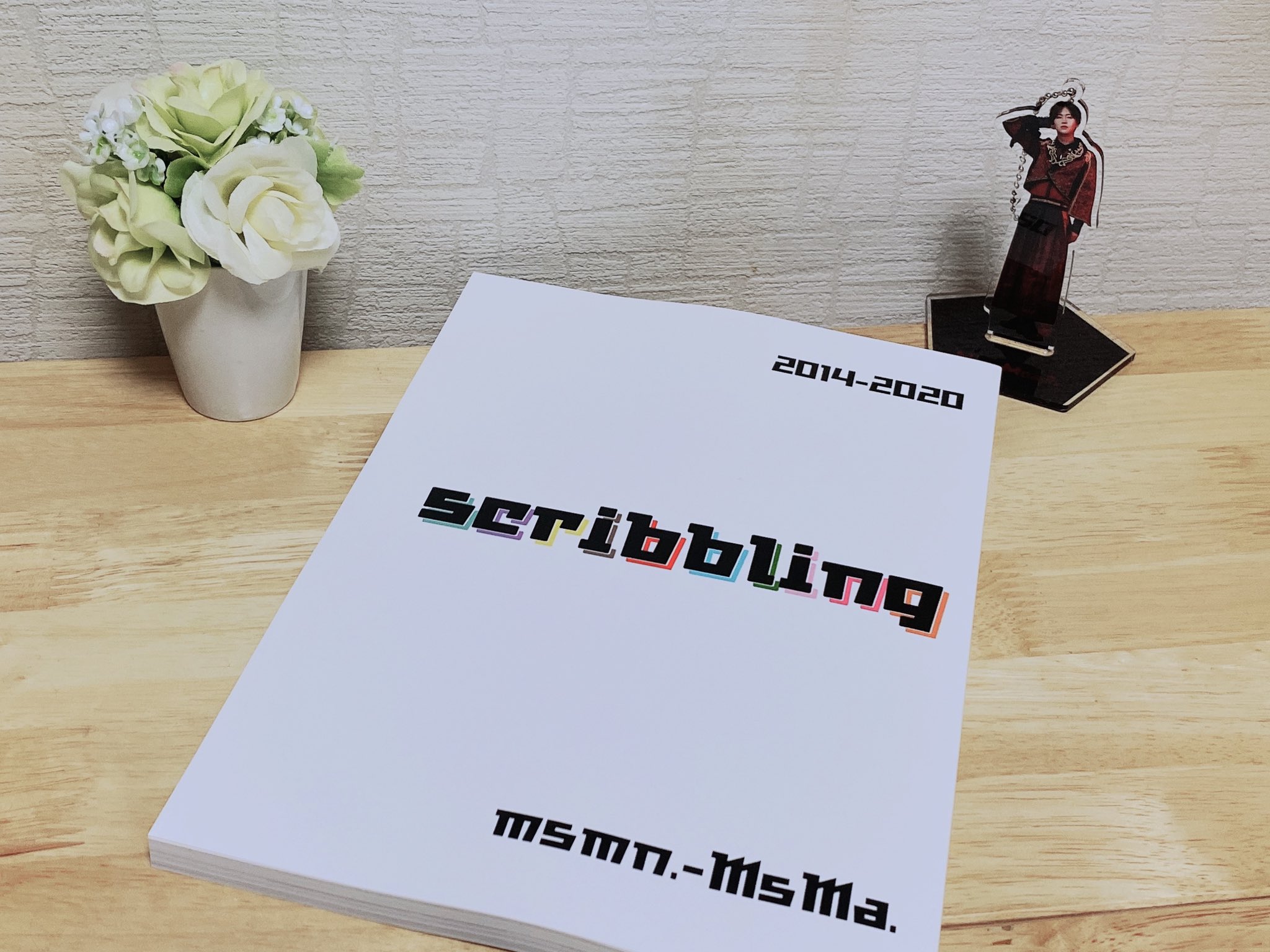 いきの 宮辺さん Delight Color のイラスト本届きました イラスト も漫画もあれもこれも全部入っててさながらめ 年鑑 最前ドセンを引き当てるよりも希少な縁 に恵まれて最高に幸せです 今日は抱きしめて寝る 嘘ですクセ付くの嫌なので祭壇に飾ります