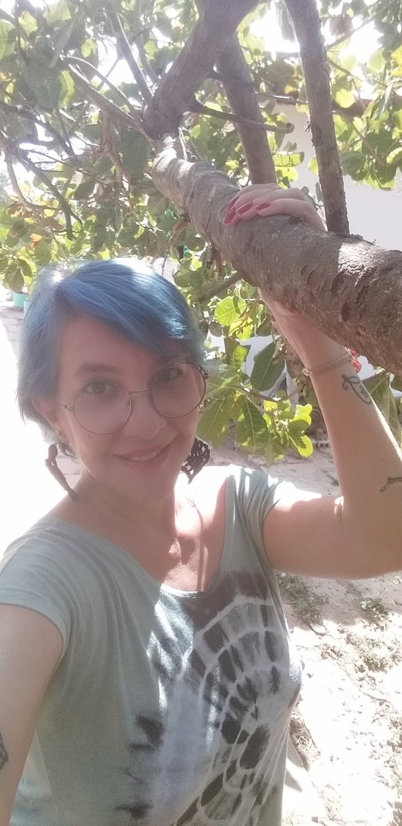 rosanafg50's tweet photo. Meu cabelo azul não é fake.
O cajueiro e eu tbm não!
Bom dia!!! 💙
#naosoufake https://t.co/eWol3gemje