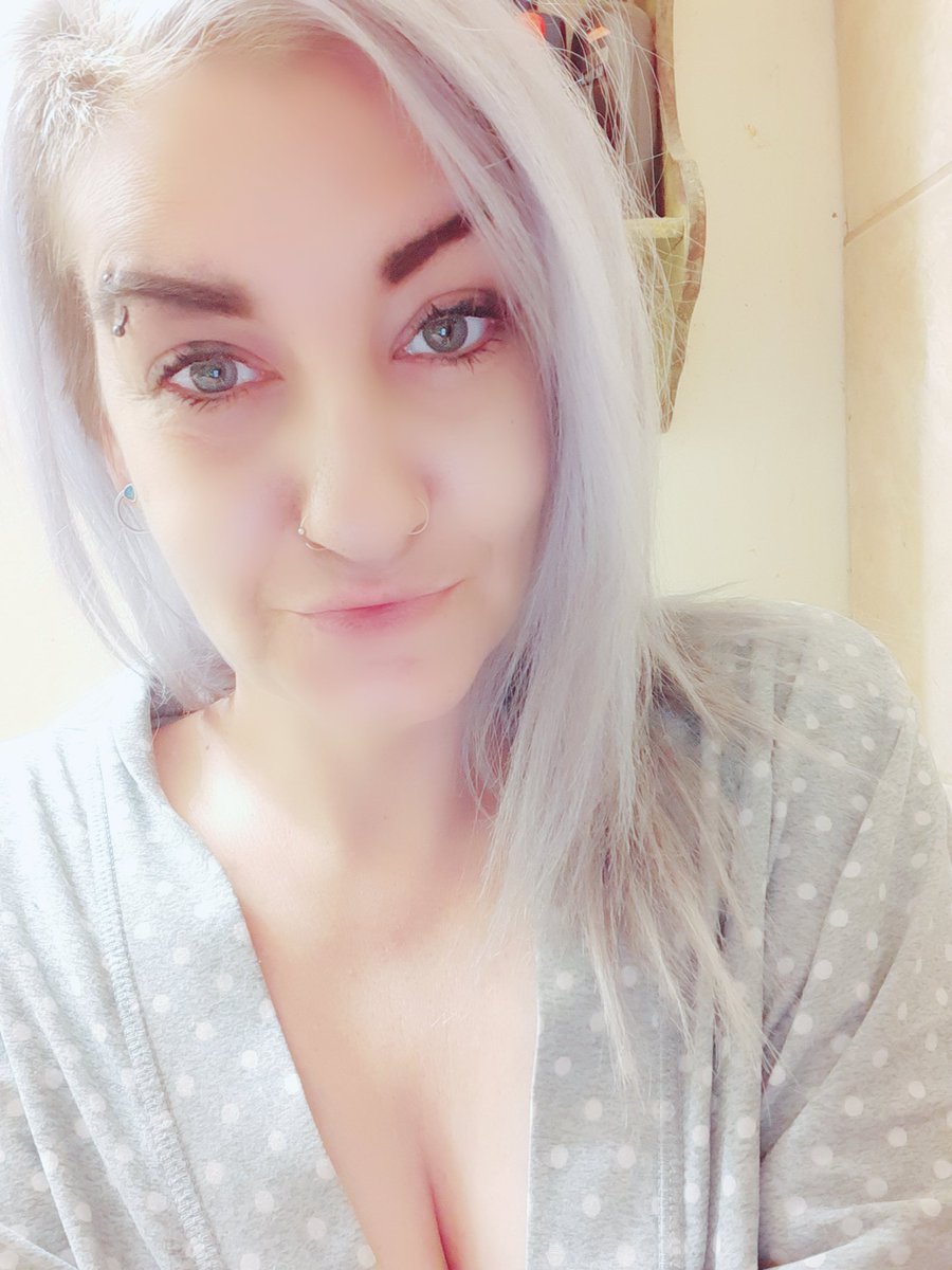 _LucieBee's tweet photo. Good morning! #nomakeup straight outta bed!! Drinking a latte, later Joe, but for now I'm here too say #happyfuckingtuesday!! #Stonerfam #IAmCannabis #cannafam #mmemberville #staylifted #GDCFriends #highexpectations is where I get my weed etc...https://t.co/CWYg3aWWhW
#sub4sub https://t.co/jzeKrSg3hl