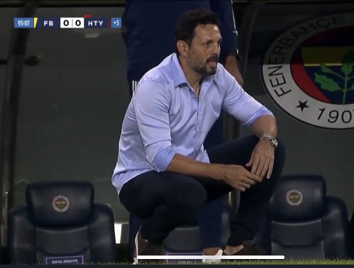 Giovanni Drogo’nun Bastiani Kalesi’nde savaşı bekleyerek yılları tükettiği gibi biz de Fenerden tempolu, güzel futbol bekleyerek gençliğimize veda ettik. Dün de ömrümüzden 90 dk öfleye püfleye geçti gitti. Sahi #erolbulut hocamı bu kadar heyecanlandıran neydi acaba dünkü maçta?