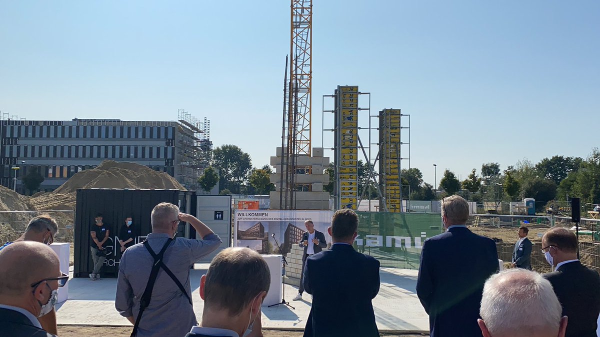 SebastianBehnen's tweet photo. Das Aufbauen von Nachwuchskräften wollen wir alle uns auf die Fahnen schreiben! (@kcranze „im“ #digitalhubindustry) @encoway  @Lenze_Gruppe @UniBremen @WFBBremen @SWAEBremen https://t.co/oXMry0FLmg