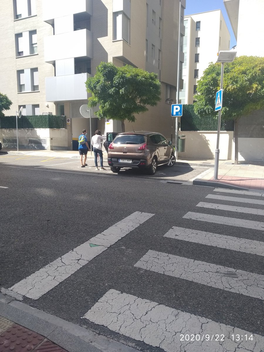 irucriticycling's tweet photo. Traer a los niños de la "escuela" para después enseñarles que pueden utilizar a su antojo las plazas para movilidad reducida... #notieneprecio
Para todo lo demás #wemovesmart #DiaEuropeoSinCoche https://t.co/cYSBcNEUGw