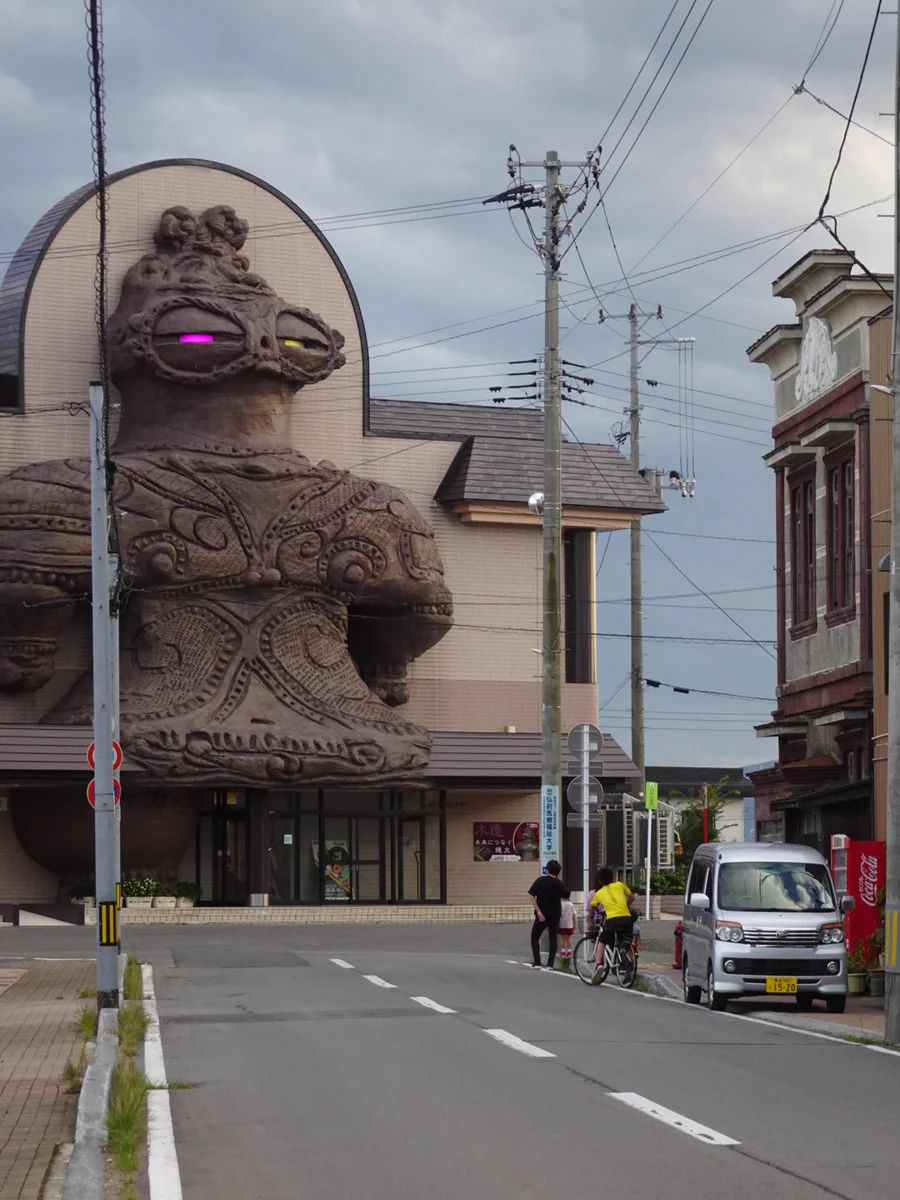 まるで動き出しそうな迫力！目が光る巨大なアレは…土偶！？