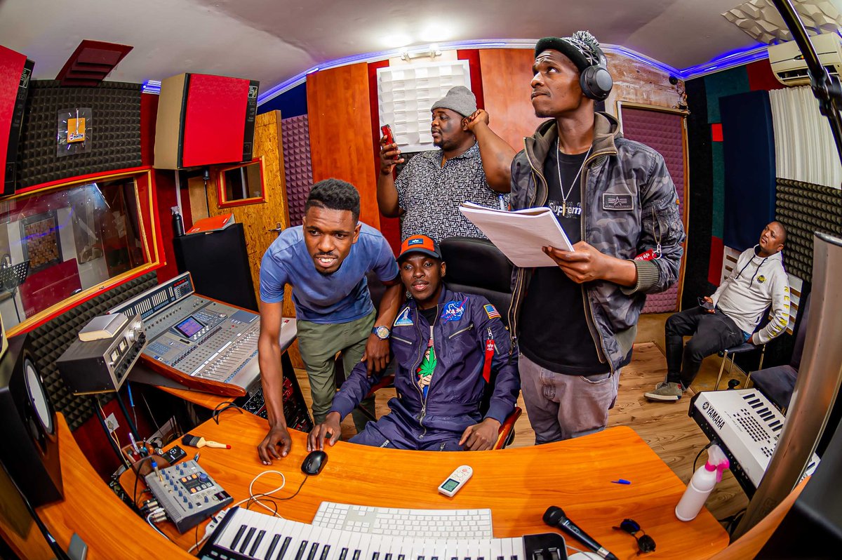 ZakweSA's tweet photo. In about 2 months, siyaphaka, awalunge amapleti. In studio with Thimoni, X Wise, Kay Masta &amp; Saspekt!!!

What should the titled of this beautiful project be?

#Z&amp;D
#DuncanAndZakweAlbum 
#November2020 
📷 @_anteye https://t.co/4sBicJOvZG