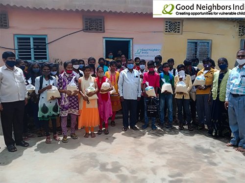 IndiaNeighbors's tweet photo. We, Good Neighbors India,  as a part of our COVID-19 relief services, have distributed  Grocery Kits to the families of 200 poor children at Chikjala, Bangalore. Support the vulnerable communities. Donate by clicking this link: https://t.co/ljfOhrV1XN https://t.co/Z46JOqQu3M