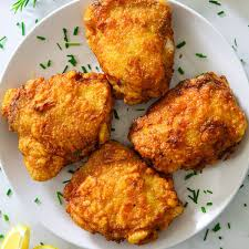 lauragift24's tweet photo. If she's going to prepare your chicken,
1. Make sure its from @UgachickSupa 
2. Don't let her walk to the supermarket, order it using @caramelappug 
and then she ought to serve it with a sprinkle of coat meal.
😌

#UgachickKuSsimuYo https://t.co/d2GErT7kL1
