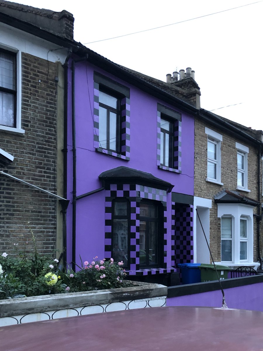 tomhuhges's tweet photo. peckham homeowners having a normal one https://t.co/uz0pZvCEuQ