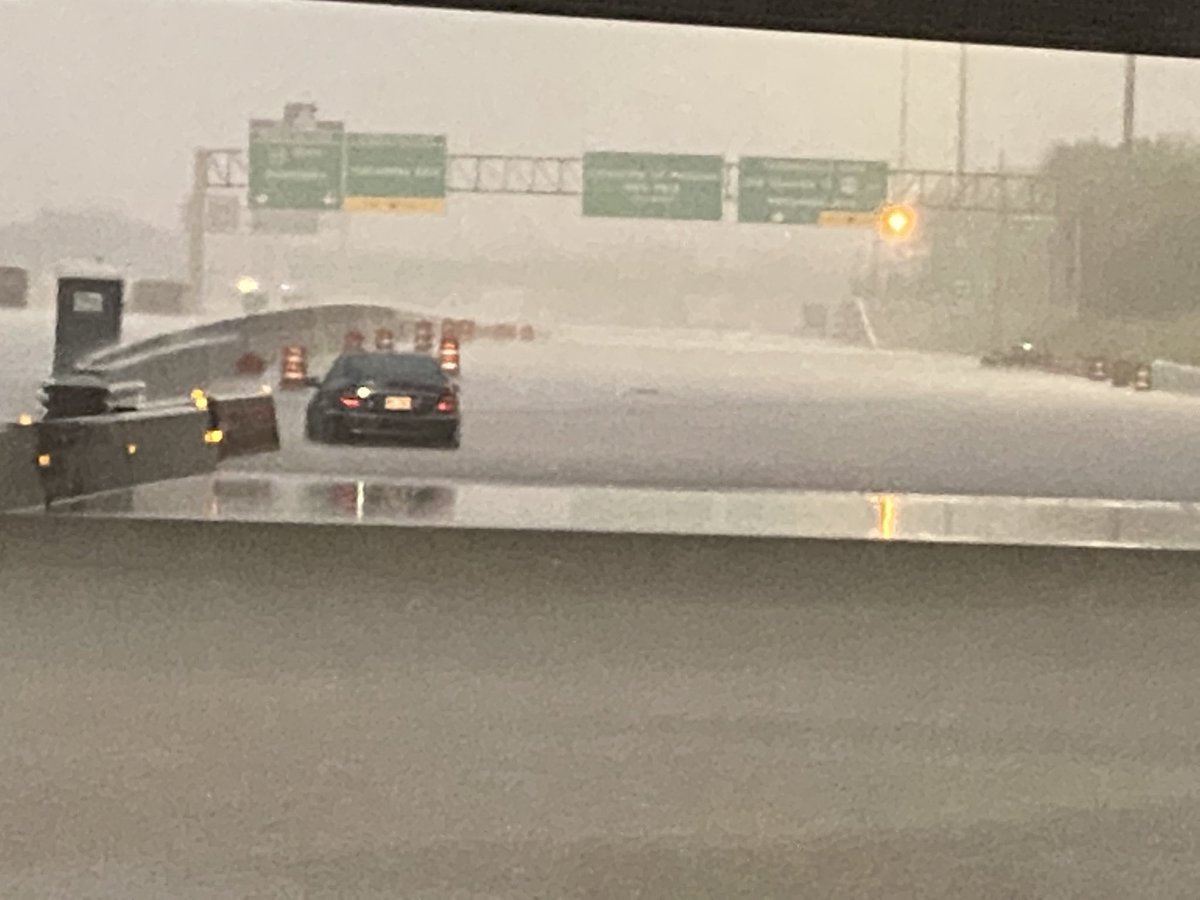 CharlesPeekWX's tweet photo. Hwy 288@ I-610 flooded and closed in Houston with heavy rainfall at this time. A couple of flooded out vehicles in the water. @weatherchannel @JimCantore @StephanieAbrams @JenCarfagno #TropicalStormBeta #TXwx https://t.co/lm5EPFP3oh