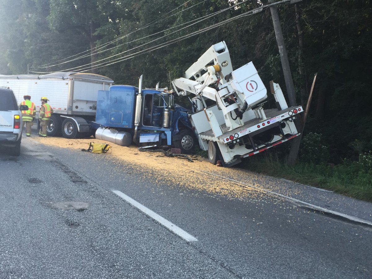 corinnemyers's tweet photo. 4 vehicle crash in Lancaster County... ROUTE 30 CLOSED from Newport Pike to Simmontown Rd. Avoid area. Minor injuries.
Photo credit: Gap Fire Rescue https://t.co/oXvZ8ppGDl