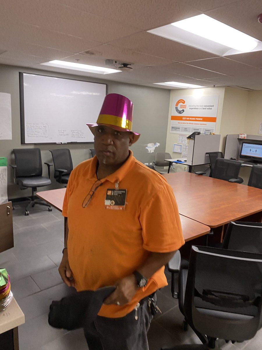 MET4639's tweet photo. Crazy hat day at The Circle.  @Rexie110 @Mikehd4639 https://t.co/2vIWO7zi7R
