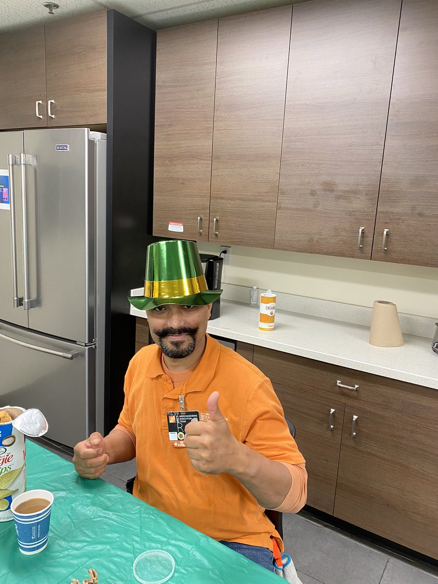 MET4639's tweet photo. Crazy hat day at The Circle.  @Rexie110 @Mikehd4639 https://t.co/2vIWO7zi7R