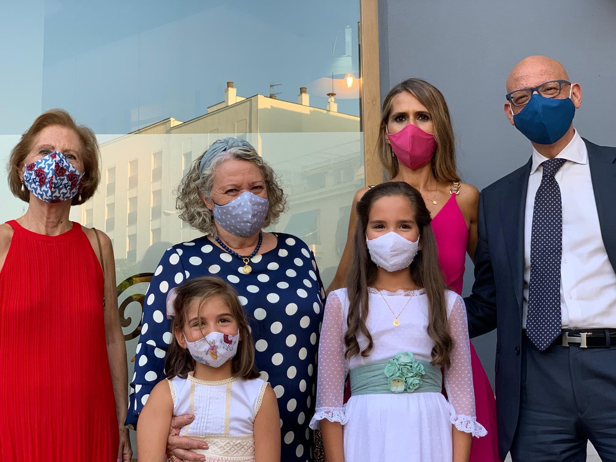 Nuestra joven clienta nos envía varias fotografías con la #mascarilla, y la tiara y el cinturón de flores que le diseñamos para esta ocasión tan especial.  Sus familiares también lucieron en el evento nuestras mascarillas. ¡Muchas gracias por confiar en #Pastalina!