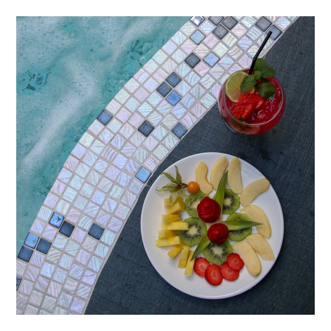 HotelLOOB's tweet photo. 🍓🍓🍓 Menciona a esa persona que te debe un coctel como este en la piscina... https://t.co/7KJyZ5yJtF