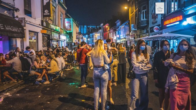 Feestende studenten reageren op drukte in de Gentse Overpoort: “Soms is het risico op een besmetting het nemen waard” dlvr.it/Rh6jWT