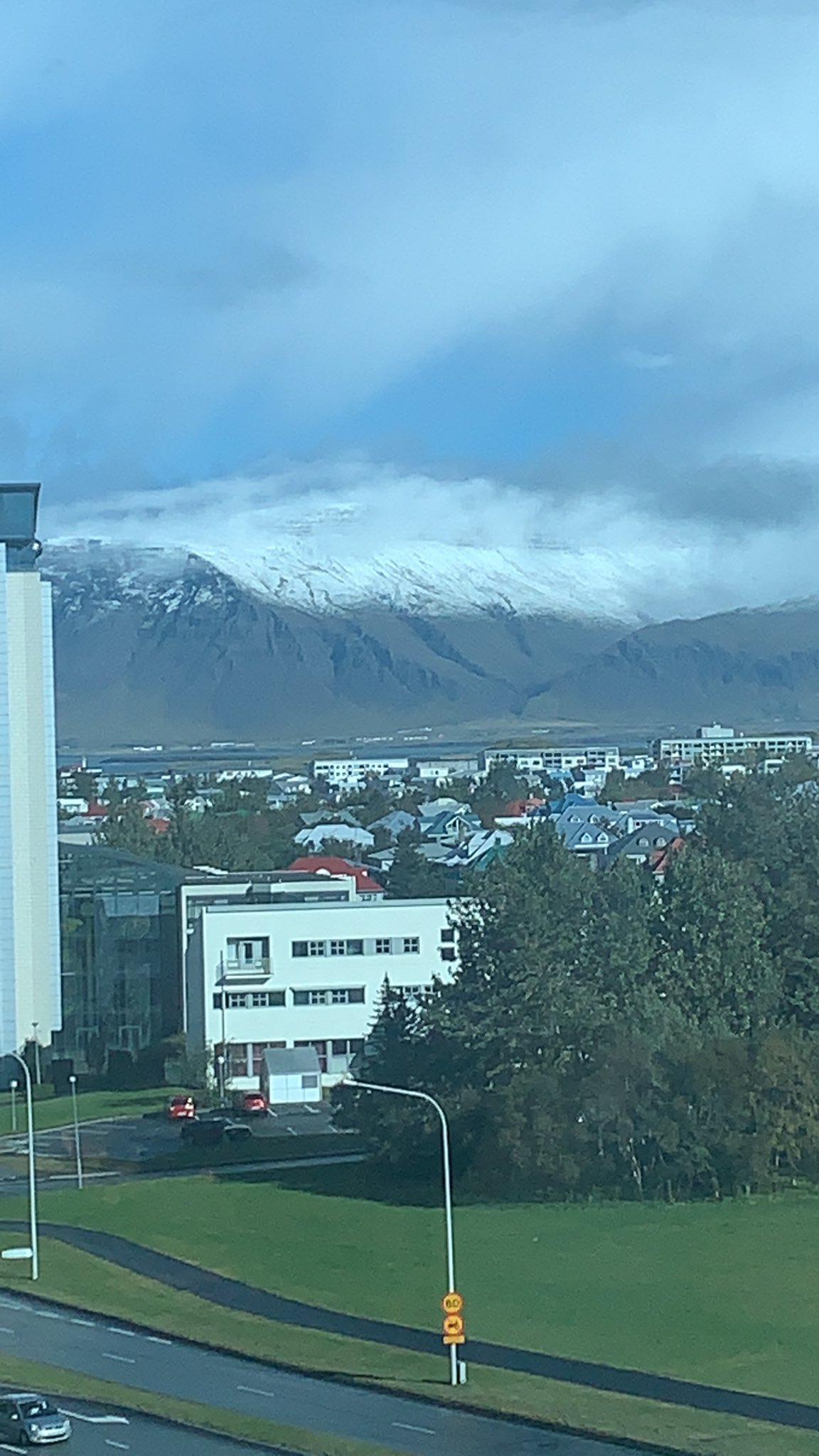 Icekanko アイスランド レイキャビクから発信中 なんとエイシアというレイキャビクにある山には雪 が積もってしまいました 寒い 現在気温は５度です レイキャビク アイスランド 冬 T Co 9zahydwnrn Twitter