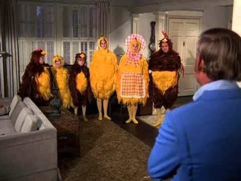 Jess22bsb's tweet photo. #TodaysPartridgeFamilyPicOfTheDay who remember's this PF episode? Bedknobs & Drumsticks
All dressed up as chickens for Uncle Erwin's restaurant, their all against it & try to make the second commercial look bad. 💞💞 #DavidCassidy #PartridgeFamily #50yrs #Septembertribute https://t.co/xtki9ikmXj