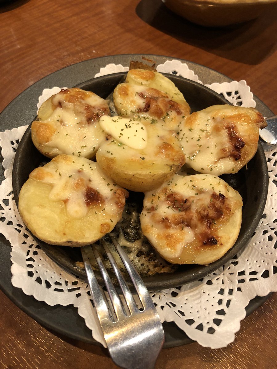 2枚目。ポテトの塩辛チーズ焼。黄金の組み合わせと思い頼んだ感想「あっためた塩辛生臭ぇ!」味は美味しかったけどホット塩辛の生ぐっささ。4枚目最後命令になってて笑う #四連休を写真4枚で振り返る 