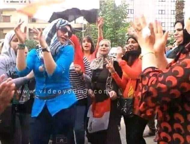 لو الستات اللي بترقص في الأنتخابات رقصت
للرجاله في البيت كانت محكمة الأسره قفلت أبوابها.
😹😹
#ارحل_يا_سيسي