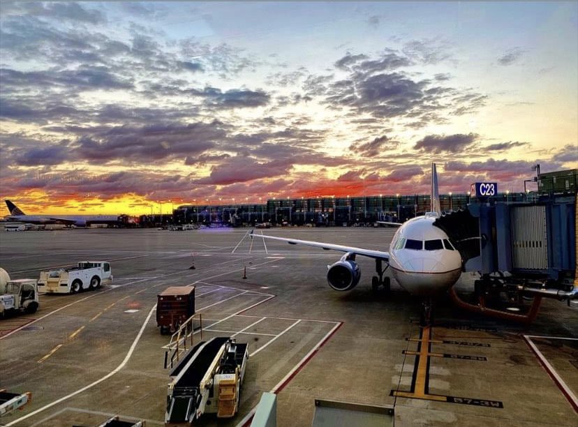 AOSafetyUAL's tweet image. A combination of fewer hours of daylight with unpredictable weather can result in unsafe driving conditions in the fall. This can result in difficulty seeing and maneuvering on the ramp. Own safety with safe driving on the ramp. #SafetyIOwnIt #WhyIWorkSafe Pic: @CoryMathewB-ORDSW