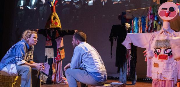 Eelco Smits speelde jarenlang bij Toneelgroep Amsterdam, maar slaat nu nieuwe wegen in. Hij staat deze maanden met Minou Bosua in de actuele voorstelling 'Niet de vaders', over co-ouderschap. Lees onze ⭐️⭐️⭐️⭐️-recensie op scenes.nu/recensies/orig…. (Foto: Karin Jonkers)