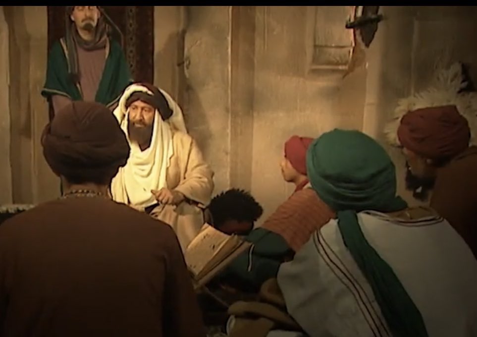 روي عن اياس بن معاويه أنه قال :
 ما غلبني أحد قط سوى رجل واحد
 وذلك أني كنت في مجلس القضاء ، فدخل علي رجل شهد عندي أن البستان الفلاني ملك لفلان
فقلت له : كم عدد شجره ؟
فسكت ثم قال: منذ كم يحكم القاضي في هذا المجلس ؟
قلت: من كذا
قال: كم عدد خشب سقفه؟
فقلت له: وأجزت شهادته😅