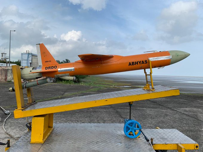 spid_media's tweet photo. Successful flight test of #ABHYAS - High-speed Expendable Aerial Target (HEAT) - conducted by Defence Research and Development Organisation (#DRDO) from the Interim Test Range, Balasore in Odisha: Ministry of Defence https://t.co/lZNAtA6nDu