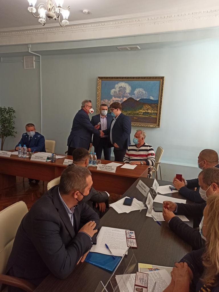 Сегодня состоялось первое заседание Совета Депутатов Куйбышевского внутригородского района городского округа Самара второго созыва. Из рук председателя Совета депутатов А. А. Захаркина и врио Главы Куйбышевского района <a href="/AA_Korobkov/">Алексей Коробков</a> получил удостоверение депутата. #12округ