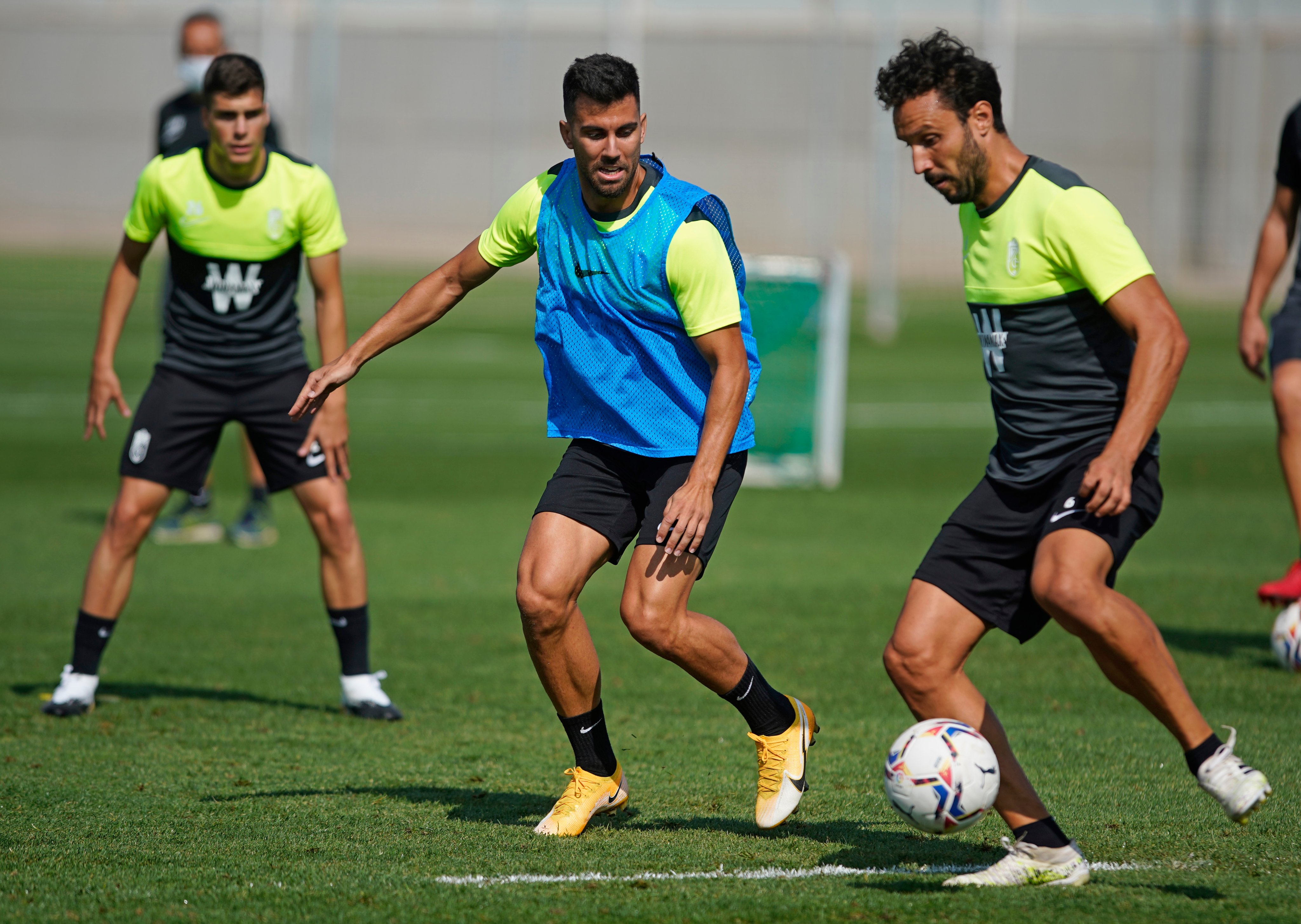 Los jugadores del Granada, en la sesión de este martes (Foto: GCF).