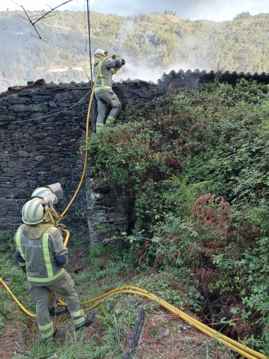 apropiga's tweet photo. @JoseGonVaz @apropiga @APRAFOGA ... onte medios do SPIF axudaron nas tarefas de extinción dun incendio nunha vivenda rural, facendo ver a capacidade de actuación  nos lumes de interfaz. No distrito XII, concello da Peroxa, San Damiro, Carracedo. https://t.co/p9KtspZWOv