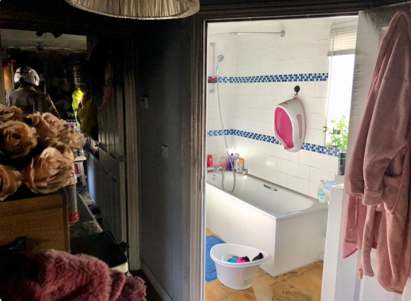 WestSussexFire's tweet photo. Keep your doors closed to prevent a fire. 🚪🔥

Take a look at the difference keeping your doors closed can do!
#FireDoorSafetyWeek #ShutFiresOut https://t.co/9AP5amlCHT