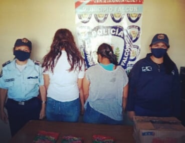 Entregan a la Policía a dos mujeres que hurtaron una caja de chupetas en un comercio ubicado entre las calles Bolívar con Reyes Pueblo Nuevo de Paraguaná. Las féminas con
antecedentes por hurto simple desde el año 2019 por el CICPC sub delegación Punto Fijo.
