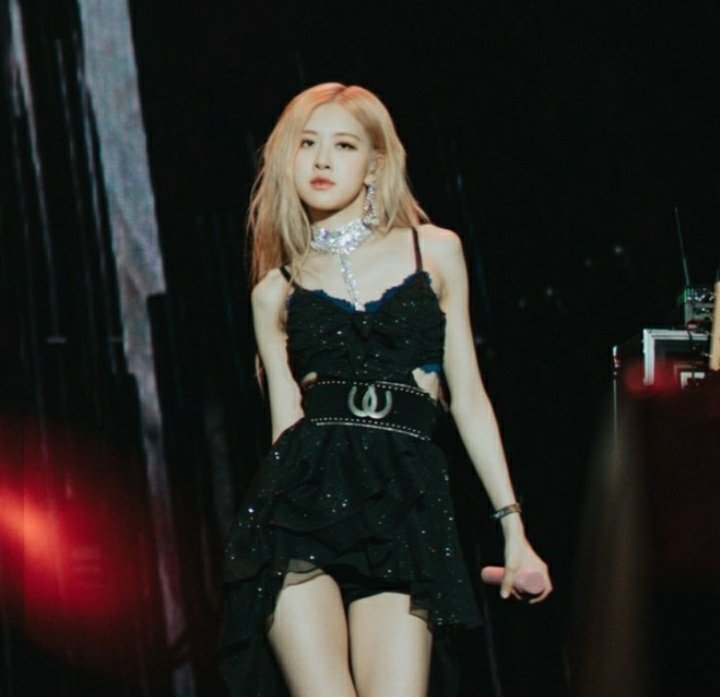 Rosé as among us characters a thread