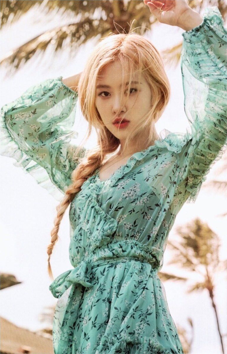 Rosé as among us characters a thread