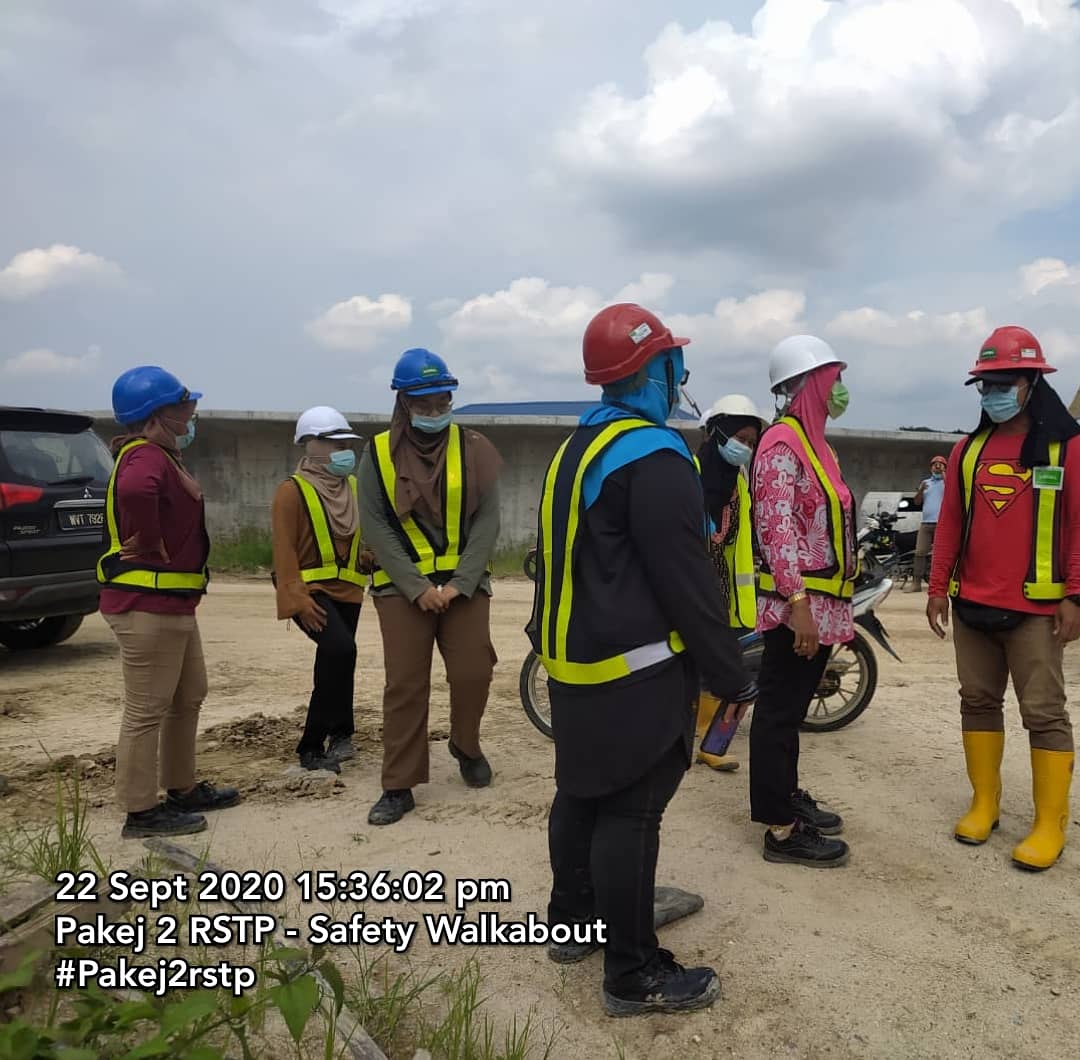 Papan2Stp's tweet photo. Pakej 2 RSTP - Safety & Environment 22.09.2020 - Safety Walkabout bersama Pn Siti Rahayu wakil dari pejabat Tapak Jabatan Perkhidmatan Pembetungan (JPP). #ipohrstp #Pakej2rstp #Papan2STP #loyalengineering https://t.co/P7CeZz3MzC