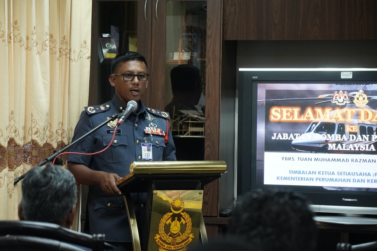 BAGI MAJLIS LAWATAN RASMI YANG BERUSAHA TIMBALAN KETUA SETIAUSAHA (PENGURUSAN) KEMENTERIAN PERUMAHAN DAN KERAJAAN TEMPATAN KE PANGKALAN UDARA SUBANG JABATAN BOMBA DAN PENYELAMAT MALAYSIA.
<a href="/KP_bombaJBPM/">YAS Dato' Sri Abdul Wahab bin Hj Mat Yasin</a> <a href="/NaziliMahmood/">Nazili Hj. Mahmood</a> <a href="/MUHAMADAZMIBIN4/">MUHAMAD AZMI BIN ISMAIL</a> <a href="/capt_saiful/">Muhammad Saiful Nizam Bin Samsudin</a> <a href="/rizalbomba/">Mohd Rizal</a>