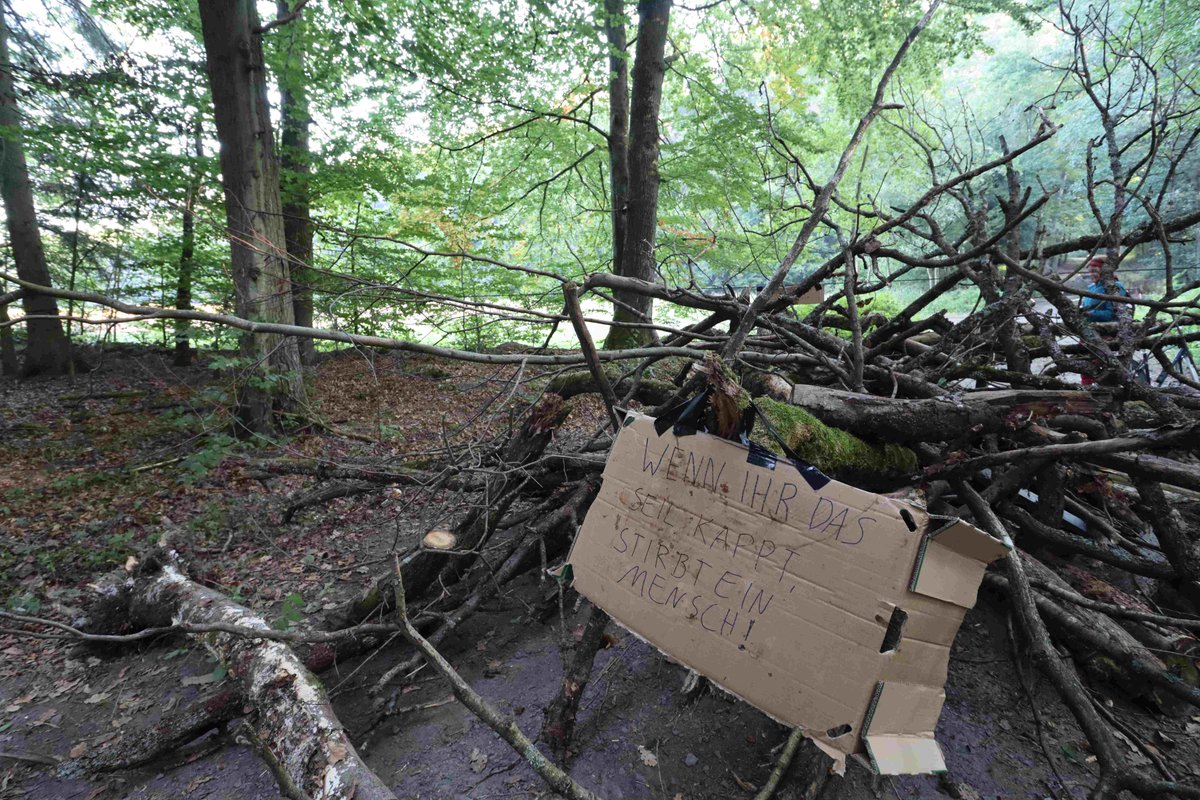 keinea49's tweet image. Bevor die Schotter-LKW der Cops nach @Danni_Azkaban fahren können, müssen sie an den neuen Barrikaden vorbei.

Aber die sind nicht nur im Weg, sondern tragend mit einem frei hängenden #Skypod verbunden, wo ein Mensch sitzt. @Polizei_MH, heute BITTE keine Menschenleben gefährden!