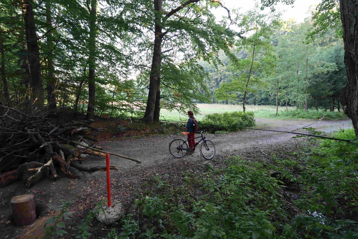 keinea49's tweet image. Bevor die Schotter-LKW der Cops nach @Danni_Azkaban fahren können, müssen sie an den neuen Barrikaden vorbei.

Aber die sind nicht nur im Weg, sondern tragend mit einem frei hängenden #Skypod verbunden, wo ein Mensch sitzt. @Polizei_MH, heute BITTE keine Menschenleben gefährden!