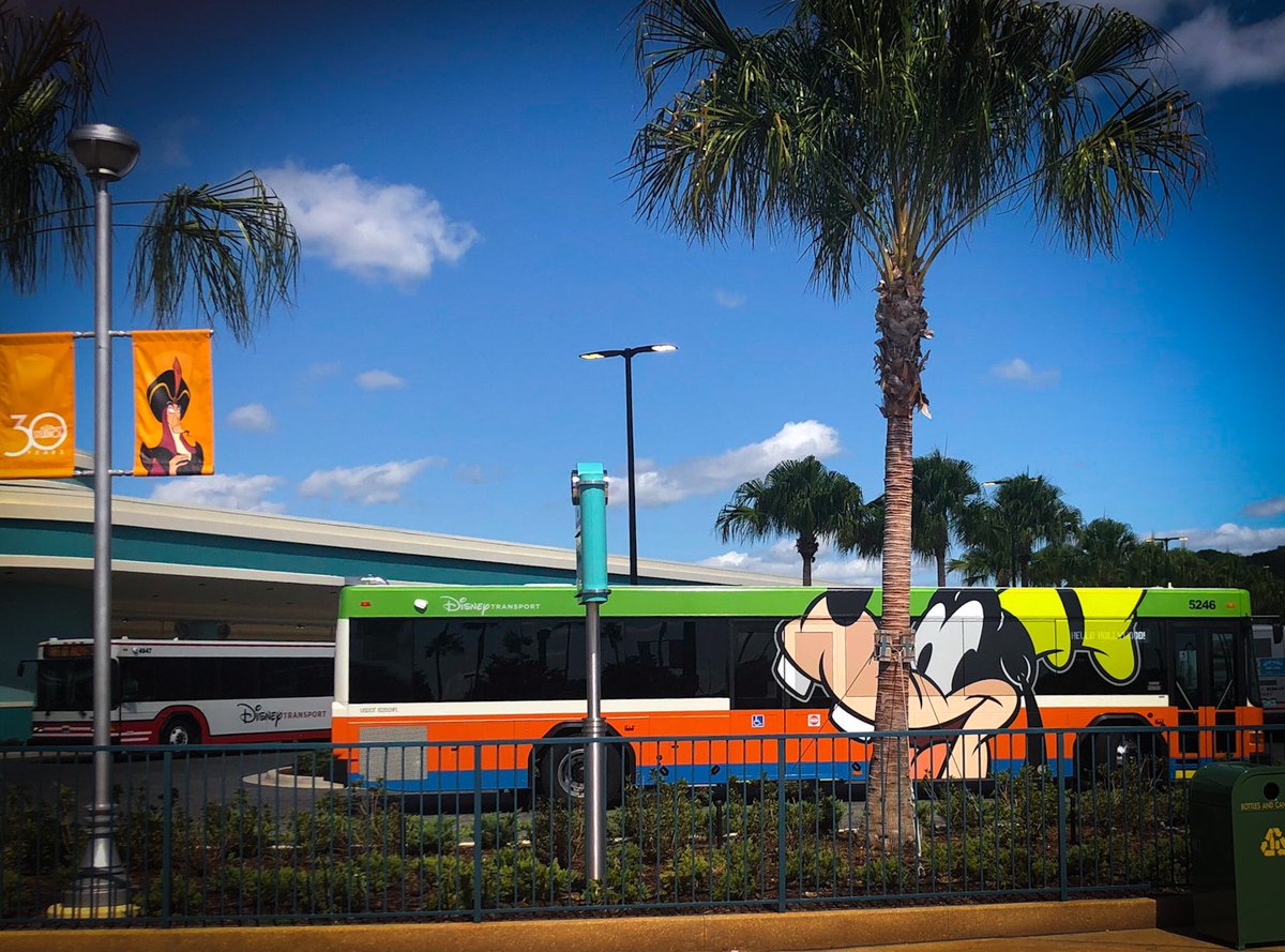 viajeromagico's tweet photo. ¿A dónde te gustaría que Goofy te lleve hoy?
#DisneyTransportation #DisneyBus #Goofy https://t.co/jasYUyb7Ic