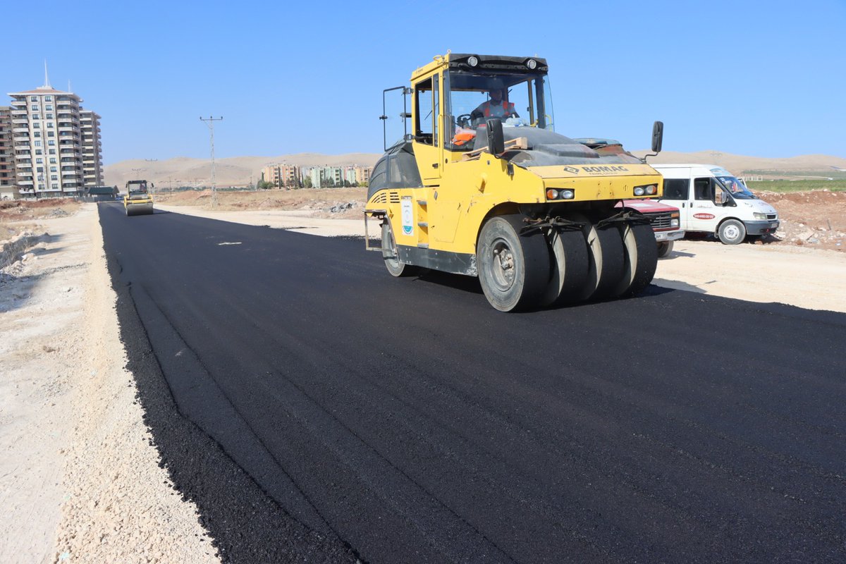 Haliliye Karşıyaka Mahallesi'nde Dağ Eteği bölgesinde asfalt serim çalışmaları devam ediyor🚧