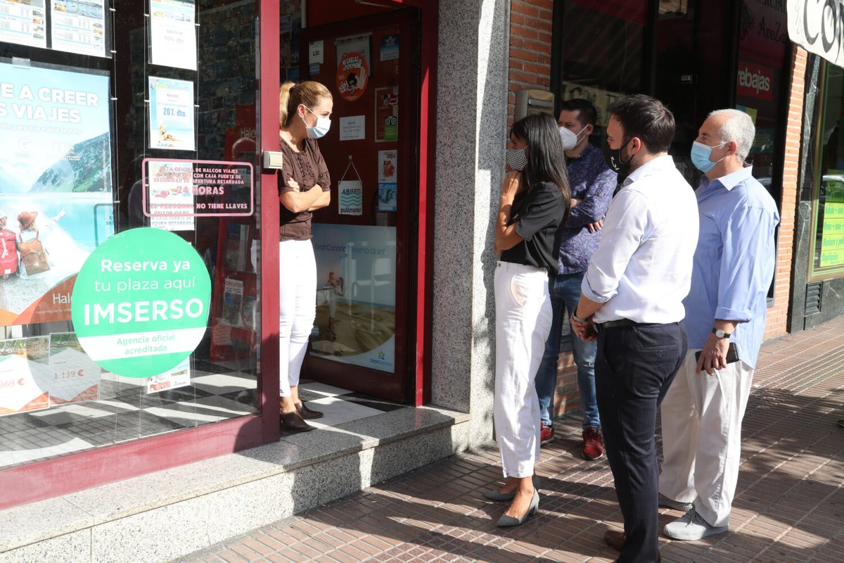 📌El <a href="/MADRID/">Ayuntamiento Madrid</a> muestra su apoyo a los comerciantes de las zonas afectadas por las restricciones de la #COVID19. 

La vicealcaldesa <a href="/begonavillacis/">Begoña Villacís</a> y el concejal <a href="/AngelNinoQ/">Ángel Niño</a> han visitado a comerciantes y hosteleros del barrio de La Elipa, en #CiudadLineal 👇

bit.ly/3027vMS