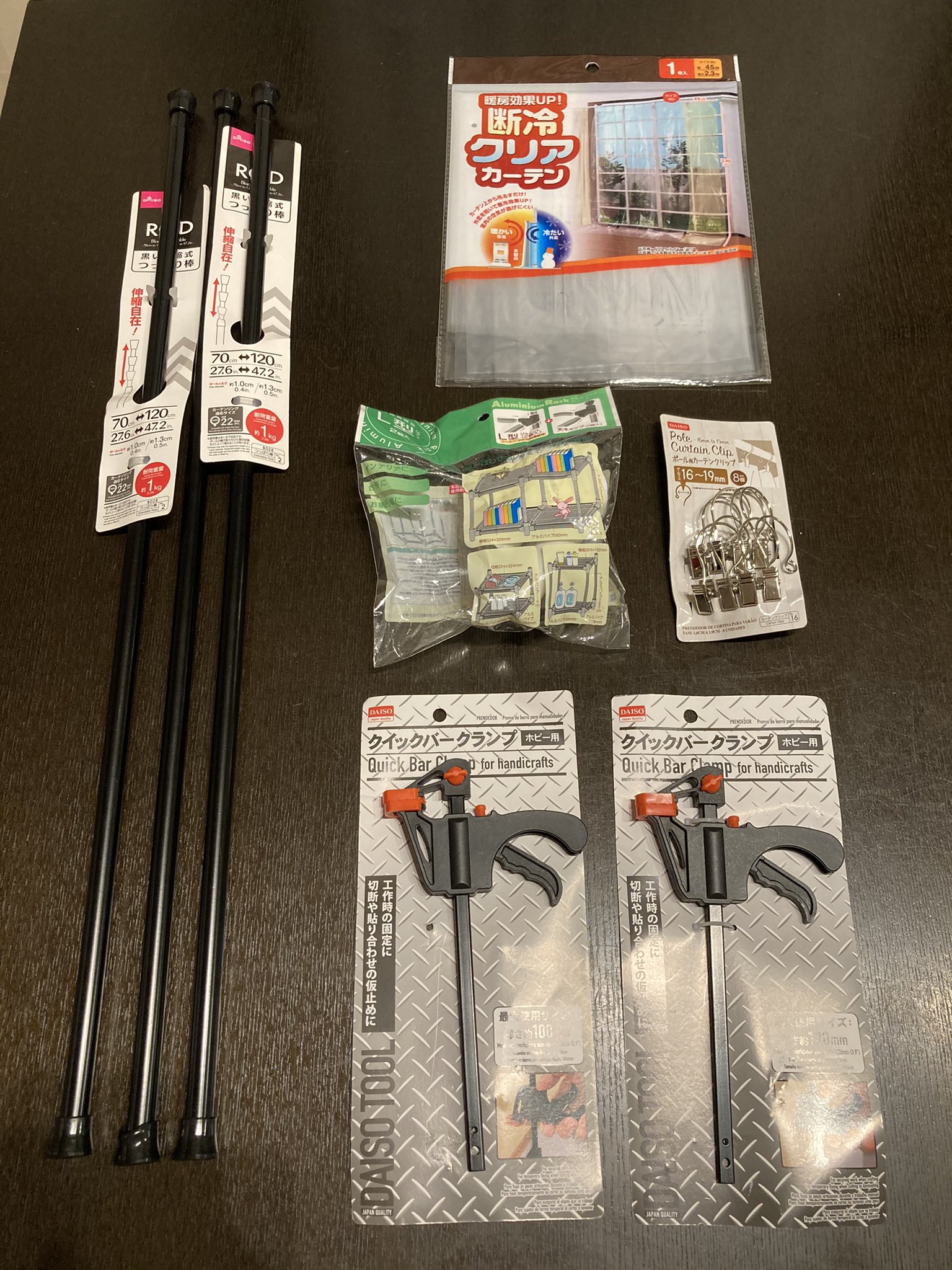 Pra Natriumlamp Games 3 突っ張り棒の上にl型ジョイントを載せます 残った突っ張り棒 を机の幅に合わせてから 両方のl型ジョイントを繋ぐように刺し 棒を回して突っ張ります L型ジョイントはセリアに売っている パイプで作るメタルラックのジョイント