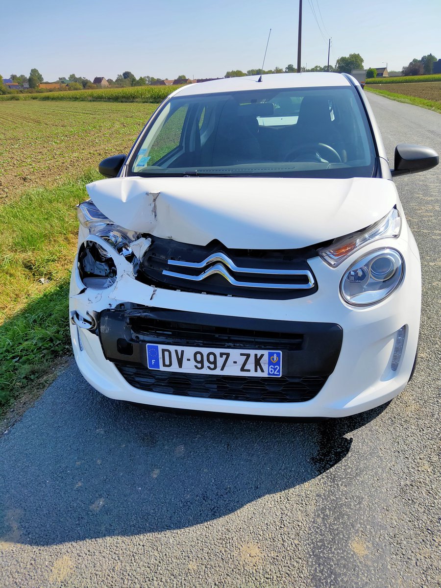 LegrandChlo2's tweet photo. J'ai eu un accident de voiture ce midi. Comme quoi, ça n'arrive pas qu'aux autres. Restez vigilant c'est important ! Le danger ne vient pas toujours de vous... Plus de peur que de mal finalement mais ça aurait pu être bien plus grave... https://t.co/03hnK83bNy