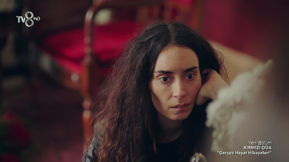 ''Öyle büyümüş ki içimizdeki yalnızlık, sevilmeyi beklerken beklemeyi sevmişiz.'' (Kırmızı Oda)