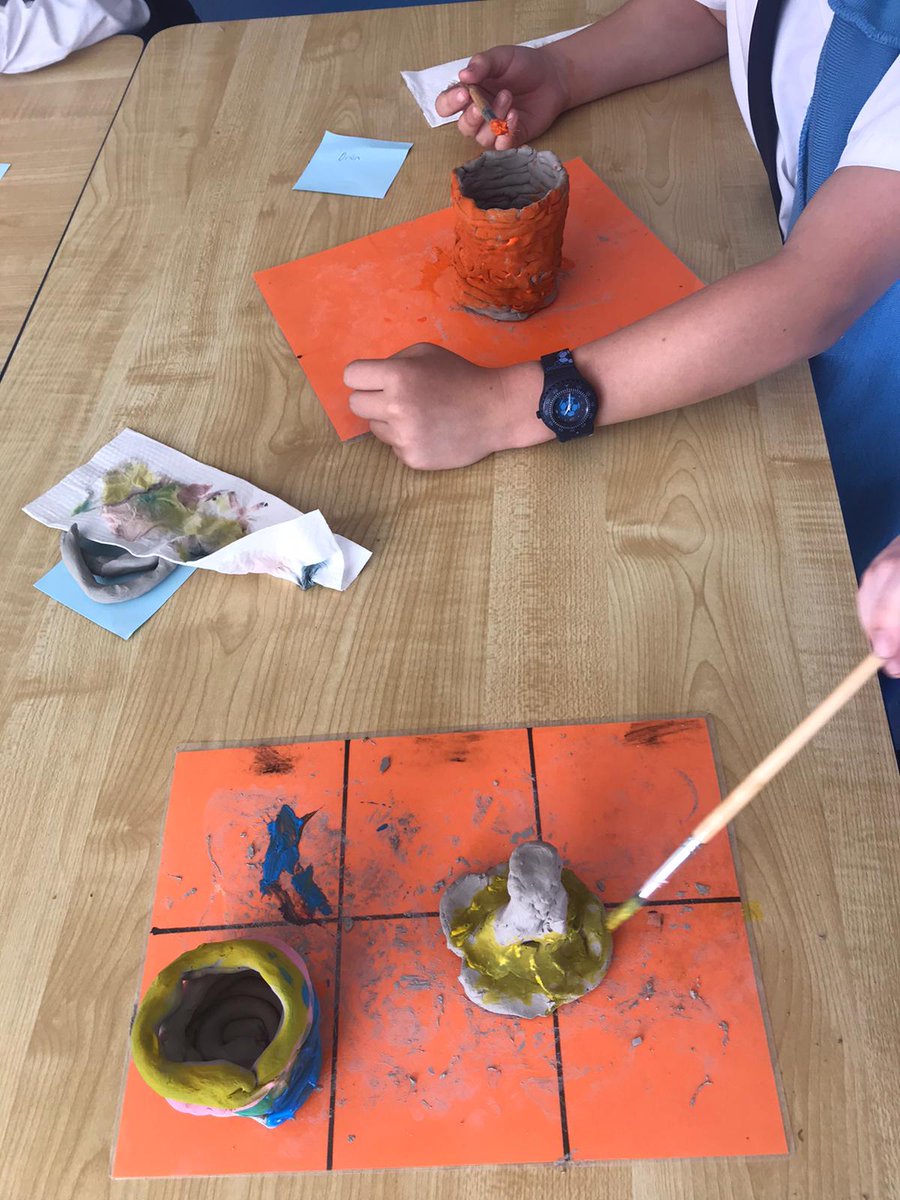 GSShliabhRua's tweet photo. 🏺 🎨 Chruthaigh muid ár potaí cré féin agus chuireamar péint orthu inniu. D’úsáidamar an topaic ‘Na Ceiltigh’ mar spreagadh.
We created our own clay pots last week and painted them today. We got inspiration from ‘The Celts’ for this project.
#rang4
#claypots https://t.co/CASIWtZ8vL