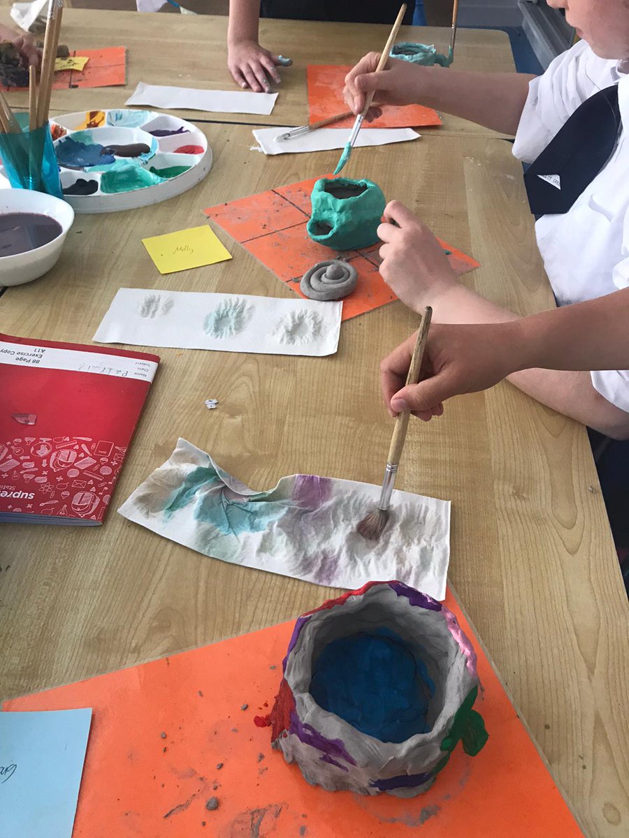 GSShliabhRua's tweet photo. 🏺 🎨 Chruthaigh muid ár potaí cré féin agus chuireamar péint orthu inniu. D’úsáidamar an topaic ‘Na Ceiltigh’ mar spreagadh.
We created our own clay pots last week and painted them today. We got inspiration from ‘The Celts’ for this project.
#rang4
#claypots https://t.co/CASIWtZ8vL